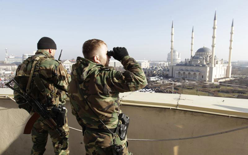 Силовики возле грозненской мечети “Сердце Чечни”. Фото: REUTERS/Eduard Korniyenko