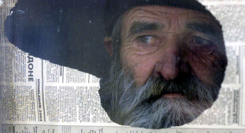 Чеченский пенсионер смотрит в окно в своей квартире в Грозном. Фото:  REUTERS/Viktor Korotayev
