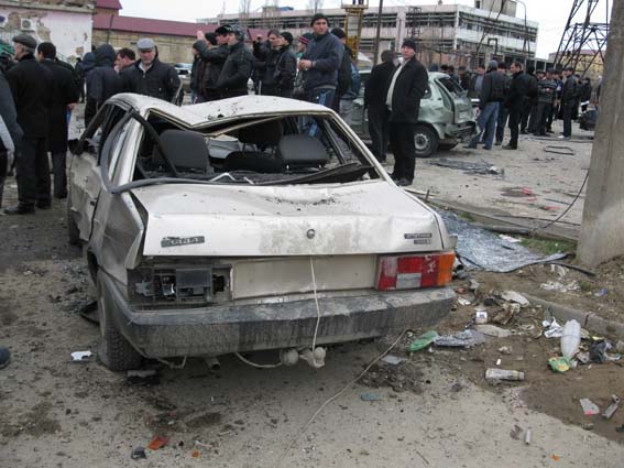 Последствия взрыва на базе ГИБДД в Махачкале 6 января 2010 г. Фото "Кавказского Узла"