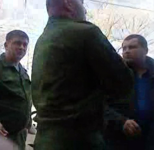 Неизвестные, представившиеся сотрудниками Минобороны Южной Осетии. 14 апреля 2011 г. Кадр из видеозаписи, сделанной на телефон.