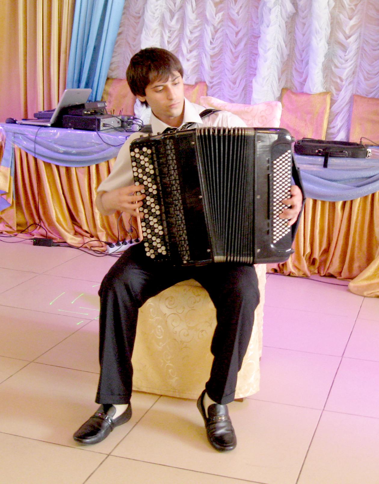 Выступление музыкантов на праздничном концерте для детей-сирот в День молодежи. Махачкала, 27 июня 2011 г. Фото "Кавказского узла"