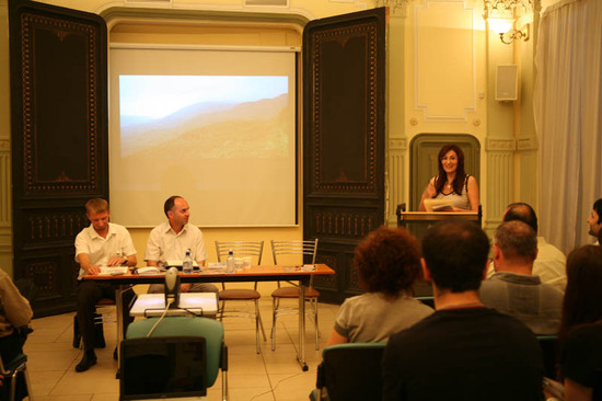 Встречу открывает главный редактор московского журнала &ldquo;ЖАМ&raquo; Анна Гиваргизян