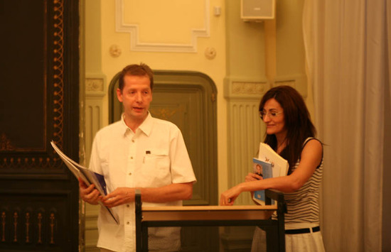 С приветстсвенным словом выступил руководитель культурного центра &laquo;Покровские ворота&raquo; Жан-Франсуа Тири , вручив в  подарок календарь &laquo;Армянская миниатюра&raquo; 