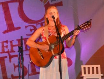 Участница фестиваля "Лето - это маленькая жизнь" Галина Хомчик. Сочи, 19 августа 2011 г. Фото Ильи Иванова