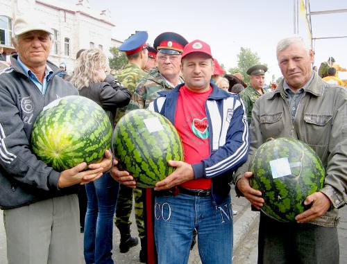 Фермеры - участники конкурса на самый большой арбуз. ВолгоградскаЯ область, г. Камышин, 10 сентября 2011 г. Фото предоставлено пресс-службой мэрии Камышина