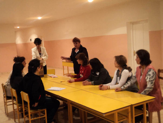 Председатель 12 избирательного участка Лаура Мартиросян, после закрытия голосования, объясняет работникам как будет идти работа по подсчёту голосов.