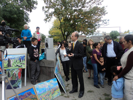 Энтони говорит о мероприятии, которое проводит сисианская община, о проекте...