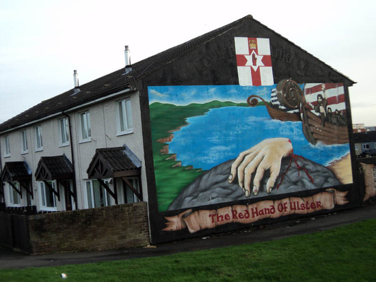 На чердаке нарисова флаг, котрый, однако, кроме самих ирландцев никто не признаёт