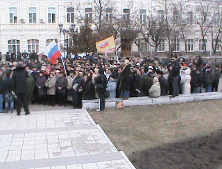 Жители города, пришедшие поддержать участников голодовки протеста. Фото Елены Гребенюк для "Кавказского узла" 