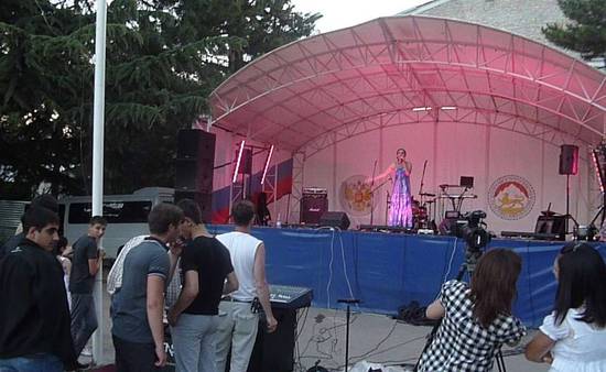 На Театральной площади в День России был организован концерт