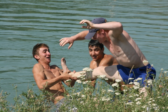 Лучше посмотрим, как купается в нашем некрасивом озере наша прекрасная молодежь! Лучше посмотрим, как купается в нашем некрасивом озере наша прекрасная молодежь!