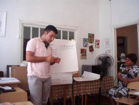 Пётр презентует работу группы. Пётр презентует работу группы.