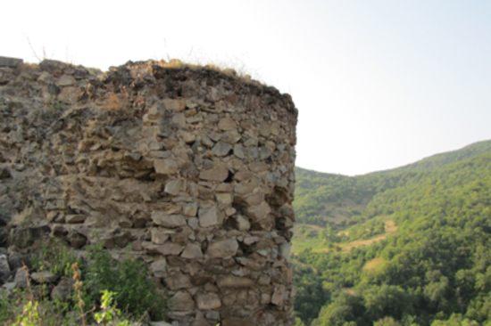 Дворец Мелик-Алавердянов. Построен в 1799 г. Мартакертский район, село Гюлатах. Взято из инета. Дворец Мелик-Алавердянов. Построен в 1799 г. Мартакертский район, село Гюлатах. Взято из инета.