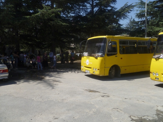 Иду вчера по площади Театральной смотрю, автобусы стоят, нард собрался. Думаю, надо написать а то опять пустят слух что детей эвакуируют. А на самом деле это дети из Южной Осетии выезжают отдыхать на курорты Кабардино Балкарии а конкретнее в ущелье  Урух!