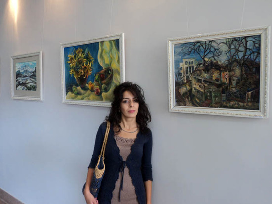 Сатеник Айриян рядом со своими работами.