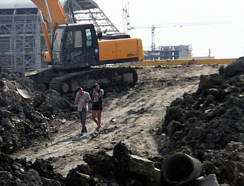 Единственная дорога на улице Просвещения превращена рабочими МПО «Мостовик» в груды грязи, насыпи и котлованы с водой. Сочи, 9 октября 2012 г. Фото Светланы Кравченко для "Кавказского узла"