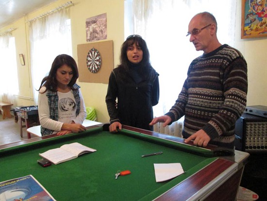 Гагик Мирзоян, преподаёт музыку в центре. Мануш Мелкумян (слева) и Нарине Микаелян (справа). Гагик Мирзоян, преподаёт музыку в центре. Мануш Мелкумян (слева) и Нарине Микаелян (справа).