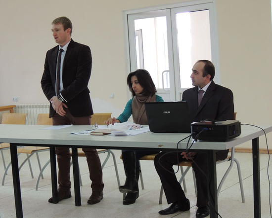 Выступает Леонид Айрапетян &ndash; один из соорганизаторов партии., слева от него Нана  Шахбарян, член партии.