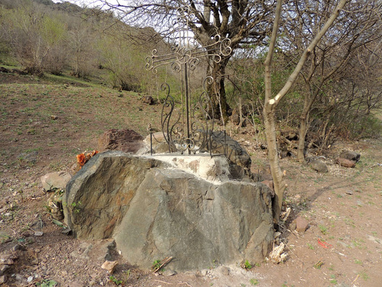 Рялом с Дадиванком. Этот крест недавно установили. Рялом с Дадиванком. Этот крест недавно установили.