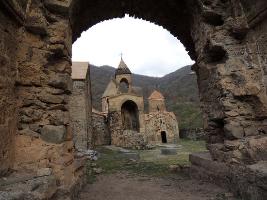 Западные ворота. Вид на монастырь. Западные ворота. Вид на монастырь.