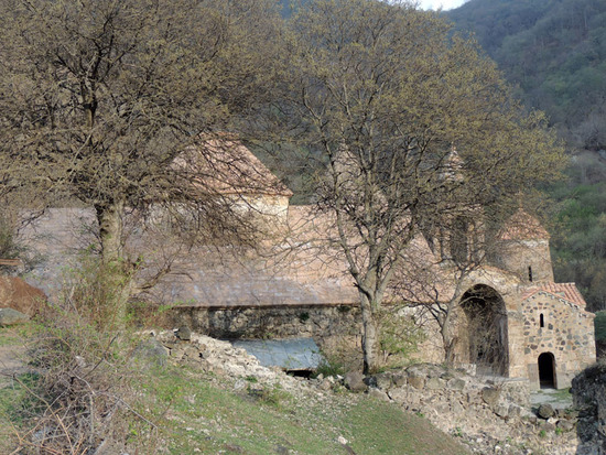 Деревья, как бы охраняют монастырь... Деревья, как бы охраняют монастырь...