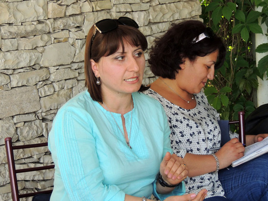 Србуи, слева, высказывает свою точку зрения... Србуи, слева, высказывает свою точку зрения...