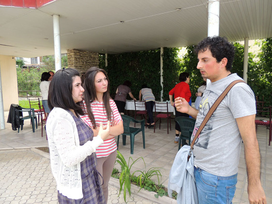 После круглого стола, до ланча, Арам продолжает беседу с девушками высказывая своё мнение. После круглого стола, до ланча, Арам продолжает беседу с девушками высказывая своё мнение.