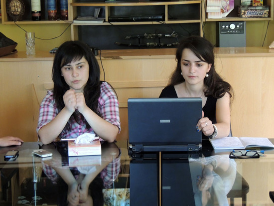 Лиана (слева) и Нарине прекрасно провели этот круглый стол... Лиана (слева) и Нарине прекрасно провели этот круглый стол...