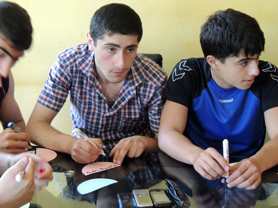 Гамлет и Гагик задумались, вспомниая о своих вредных привычках. Гамлет и Гагик задумались, вспомниая о своих вредных привычках.