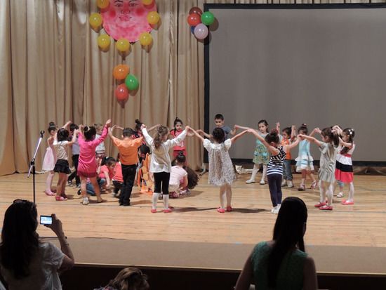 Дети репетируют перед концертом... Дети репетируют перед концертом...