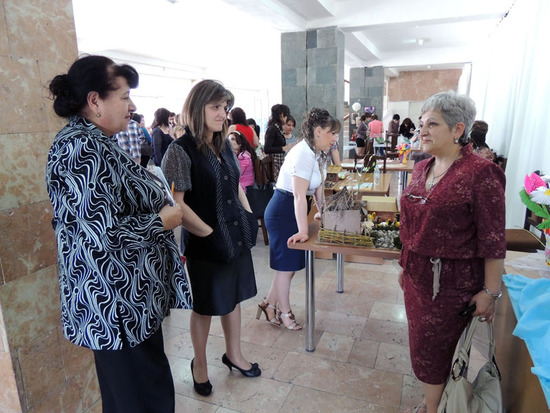 Роза Вердиян (слева) ответ. работник минпросвещения и Ирина Григорян зав. детсадом около работы детсада №3. Роза Вердиян (слева) ответ. работник минпросвещения и Ирина Григорян зав. детсадом около работы детсада №3.