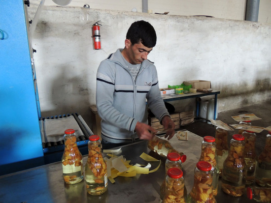 Работник наклеивает этикетки Работник наклеивает этикетки