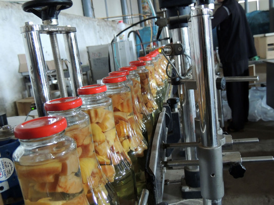 Компот из айвы на конвейере. Компот из айвы на конвейере.