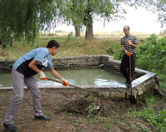 После града и проливных дождей, вокруг басейна было много сломанных веток. После града и проливных дождей, вокруг басейна было много сломанных веток.