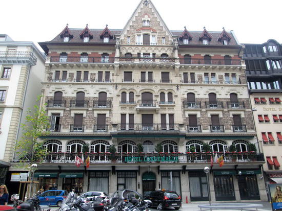 Старинное, красивое здание отеля Старинное, красивое здание отеля