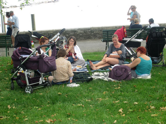 С детьми на лужайке, на берегу озера. С детьми на лужайке, на берегу озера.