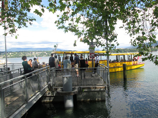 У прогулочного катера всегда есть пассажиры. У прогулочного катера всегда есть пассажиры.