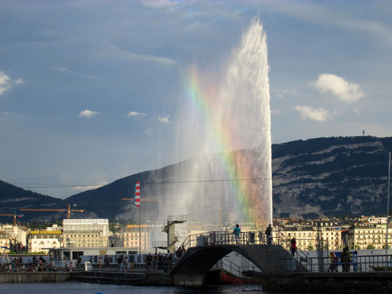 Фонтан в отблесках радуги. Фонтан в отблесках радуги.