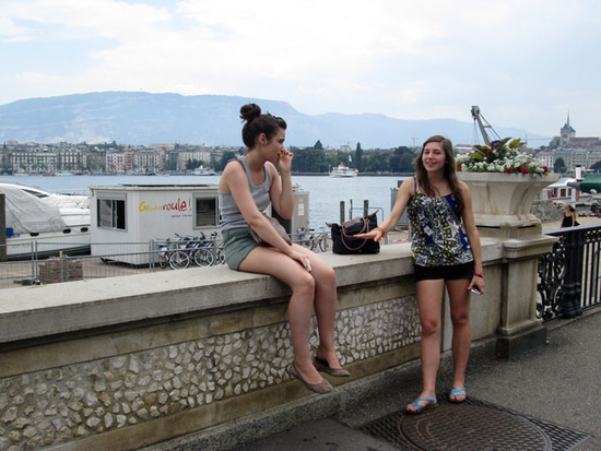 Девчата активно обсуждают что-то интересное. Девчата активно обсуждают что-то интересное.