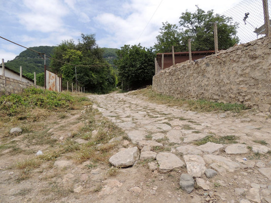 Дорога вымощенная камнями. Дорога вымощенная камнями.