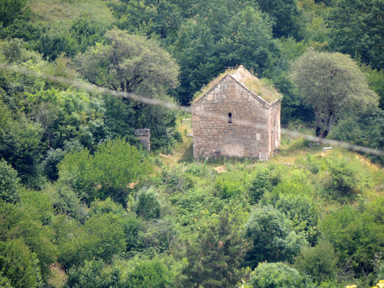 Деревенская церквушка, 16 века, отреставрированная. Деревенская церквушка, 16 века, отреставрированная.