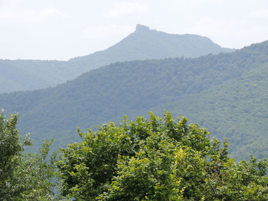 Горы вокруг села, впереди виднеется Качахаберд. Горы вокруг села, впереди виднеется Качахаберд.