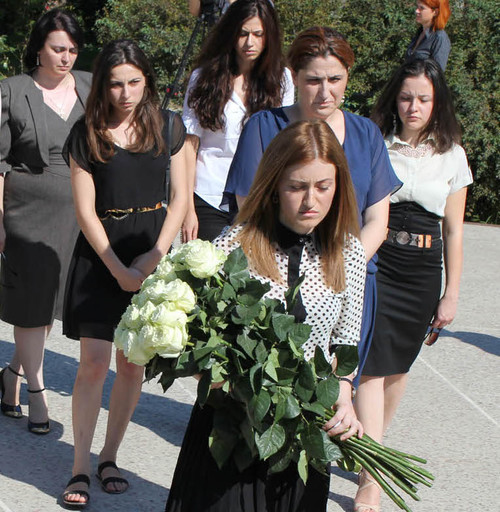 Абхазия, 26 августа 2013 г. Возложение цветов к Мемориалу Славы в центре Сухума. Фото Анжелы Кучуберия для "Кавказского узла" Абхазия, 26 августа 2013 г. Возложение цветов к Мемориалу Славы в центре Сухума. Фото Анжелы Кучуберия для "Кавказского узла"