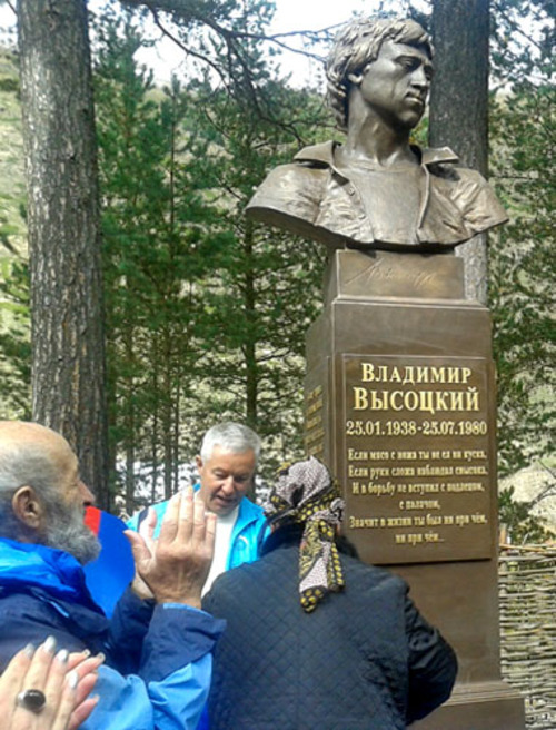 Памятник Владимиру Высоцкому был открыт в поселке Тегенекли Эльбрусского района. КБР, 25 сентября 2013 г. Фото Людмилы Маратовой для "Кавказского узла"