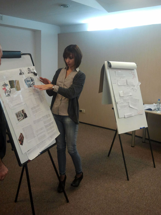 Елена (Азербайджан) презентует работу своей группы. Елена (Азербайджан) презентует работу своей группы.