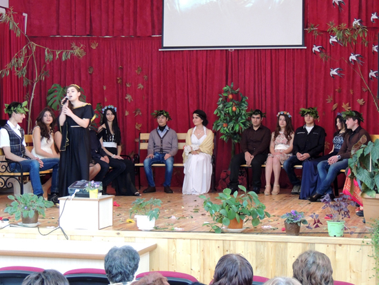 Вардуи Киракосян, ученица 12-б класса декламирует стихи Брюсова. Вардуи Киракосян, ученица 12-б класса декламирует стихи Брюсова.