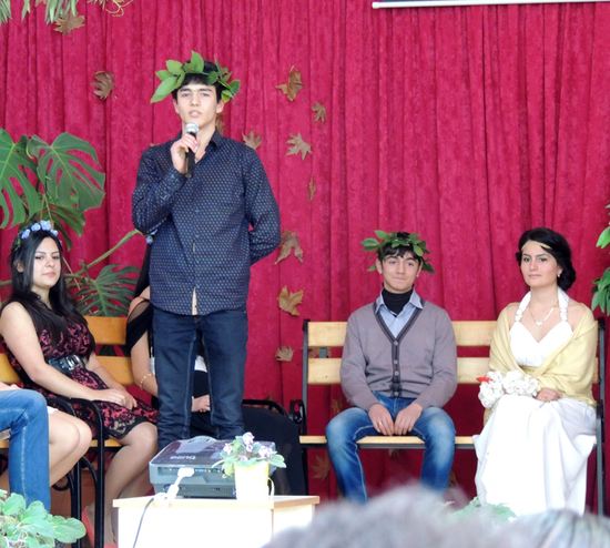 Гор Давидян, ученик 12-б класса декламирует стихи Брюсова. Гор Давидян, ученик 12-б класса декламирует стихи Брюсова.