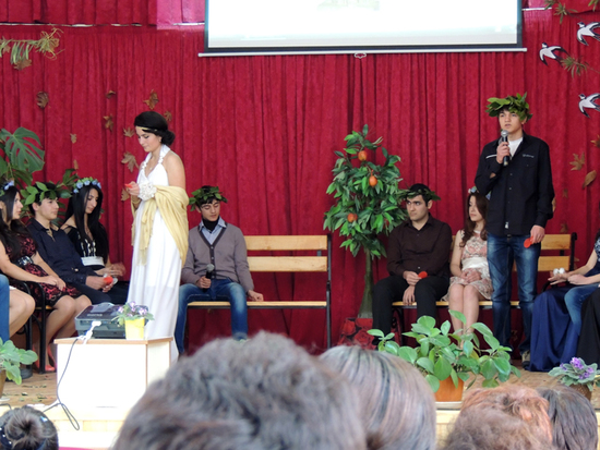 Гагик Мовсесян декламирует стихотворение Брюсова Гимн Афродите, Анаит в роли Афродиты,раздаёт сердечки и цветы. Гагик Мовсесян декламирует стихотворение Брюсова Гимн Афродите, Анаит в роли Афродиты,раздаёт сердечки и цветы.