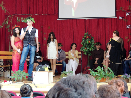 Роман Балаян, ученик 12-б класса декламирует стихи Брюсова. Роман Балаян, ученик 12-б класса декламирует стихи Брюсова.