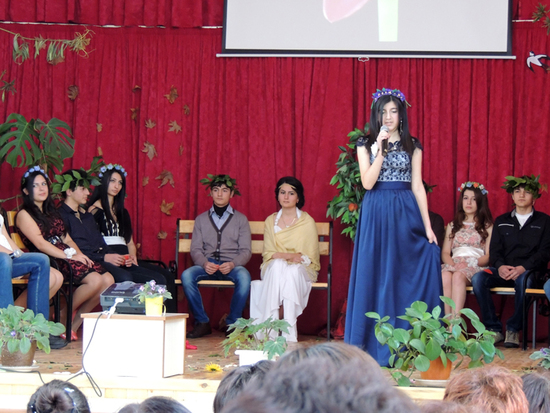 Анаит Бегларян, ученица 12-б класса декламирует стихи Брюсова. Анаит Бегларян, ученица 12-б класса декламирует стихи Брюсова.